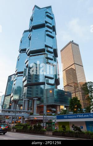 Hong Kong - 11 luglio 2017: Vista verticale della strada del distretto centrale di Hong Kong. Auto e persone sono sulla strada vicino alle torri di Lippo Foto Stock