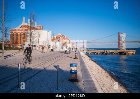 MAAT (Museo d'Arte, architettura e tecnologia) progettato dall'architetto britannico Amanda Levete, Belem, Lisbona, Portogallo Foto Stock