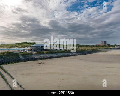 Vista aerea con ristorante sulla spiaggia sulla diga Nollehofd, Vlissingen, Zeeland, Paesi Bassi, Europa Foto Stock