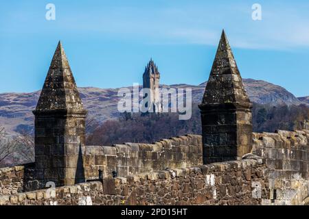 Stirling Old Bridge sul fiume Forth, con il monumento a Wallace visibile sullo sfondo, nella città di Stirling in Scozia Foto Stock