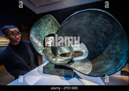 Londra, Regno Unito. 14th Mar, 2023. Dame Barbara Hepworth, Forms in Movement (Pavan), est £300.000-500.000 - Preview of Christie's Modern British and Irish Art Evening sale. La vendita ha luogo il 21 marzo. Credit: Guy Bell/Alamy Live News Foto Stock