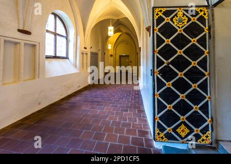 Vista sul chiostro tardo gotico del Monastero di Neuzelle. È uno dei più grandi monumenti barocchi e artistici della Germania orientale e settentrionale. Monastero barocco di Neuzelle, Germania Foto Stock