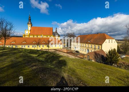 Monastero barocco di Neuzelle, Germania. Vista dal vigneto alla chiesa collegiata del Monastero di Neuzelle e annessi. Oggi, il monastero ospita anche una scuola superiore e un collegio Foto Stock