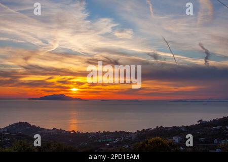 Tramonto sull'isola di Capri, la baia di Napoli, Italia. Foto Stock