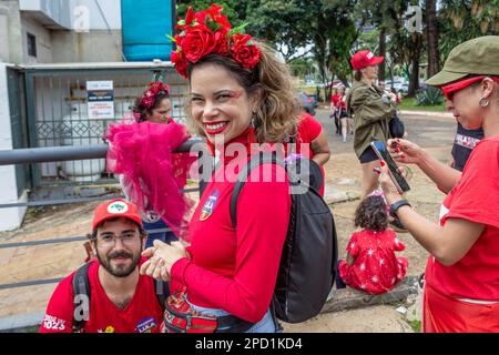 Brasília, DF, Brasile – 01 gennaio 2023: Giovane donna sorridente con una tiara di fiori rossi sulla testa. Foto scattata durante l'evento di inaugurazione di Foto Stock