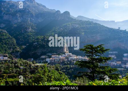 Positano è un paese e comune della Costiera Amalfitana (Provincia di Salerno), in Campania, in Italia, principalmente in un'enclave collinare che scende verso il basso Foto Stock