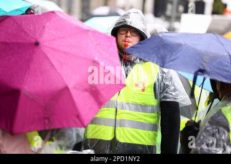 DUESSELDORF, GERMANIA. 14 marzo 2023. Azione di colpo del personale medico. I membri del sindacato Ver.di, che lavorano nella professione medica sciopero per la campagna per salari più alti. I membri dell'Unione si stanno battendo per un aumento salariale del 10,5 per cento o minimo del €500. Gli scioperi continuano ad avere effetti su strutture mediche, asili, trasporti pubblici e servizi comunali. Credit: ANT Palmer / Alamy Live News Foto Stock