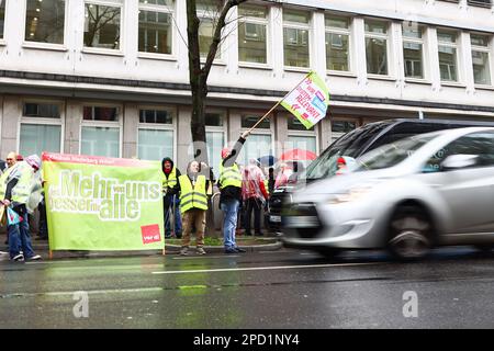 DUESSELDORF, GERMANIA. 14 marzo 2023. Azione di colpo del personale medico. I membri del sindacato Ver.di, che lavorano nella professione medica sciopero per la campagna per salari più alti. I membri dell'Unione si stanno battendo per un aumento salariale del 10,5 per cento o minimo del €500. Gli scioperi continuano ad avere effetti su strutture mediche, asili, trasporti pubblici e servizi comunali. Credit: ANT Palmer / Alamy Live News Foto Stock