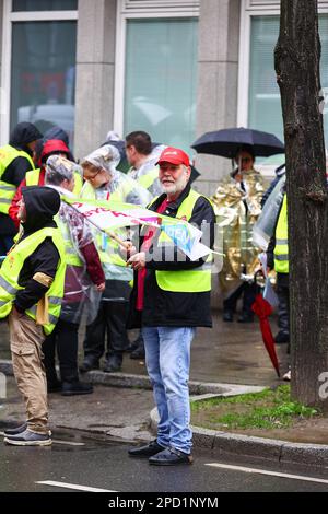 DUESSELDORF, GERMANIA. 14 marzo 2023. Azione di colpo del personale medico. I membri del sindacato Ver.di, che lavorano nella professione medica sciopero per la campagna per salari più alti. I membri dell'Unione si stanno battendo per un aumento salariale del 10,5 per cento o minimo del €500. Gli scioperi continuano ad avere effetti su strutture mediche, asili, trasporti pubblici e servizi comunali. Credit: ANT Palmer / Alamy Live News Foto Stock