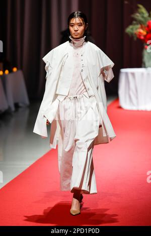 Tokyo, Giappone. 14th Mar, 2023. Un modello, indossando il marchio di moda Seivson, cammina lungo la pista durante la Rakuten Fashion Week TOKYO 2023 Autunno/Inverno Collezione a Shibuya Hikarie. La settimana della moda si svolge dal 13 al 18 marzo. (Credit Image: © Rodrigo Reyes Marin/ZUMA Press Wire) SOLO PER USO EDITORIALE! Non per USO commerciale! Foto Stock