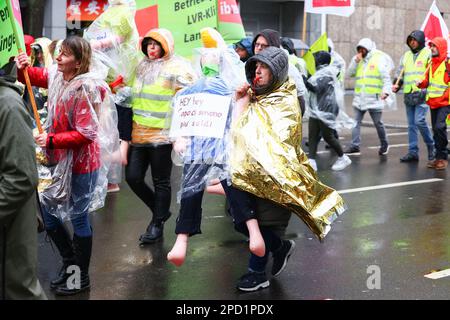 DUESSELDORF, GERMANIA. 14 marzo 2023. Azione di colpo del personale medico. I membri del sindacato Ver.di, che lavorano nella professione medica sciopero per la campagna per salari più alti. I membri dell'Unione si stanno battendo per un aumento salariale del 10,5 per cento o minimo del €500. Gli scioperi continuano ad avere effetti su strutture mediche, asili, trasporti pubblici e servizi comunali. Credit: ANT Palmer / Alamy Live News Foto Stock