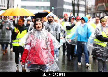 DUESSELDORF, GERMANIA. 14 marzo 2023. Azione di colpo del personale medico. I membri del sindacato Ver.di, che lavorano nella professione medica sciopero per la campagna per salari più alti. I membri dell'Unione si stanno battendo per un aumento salariale del 10,5 per cento o minimo del €500. Gli scioperi continuano ad avere effetti su strutture mediche, asili, trasporti pubblici e servizi comunali. Credit: ANT Palmer / Alamy Live News Foto Stock