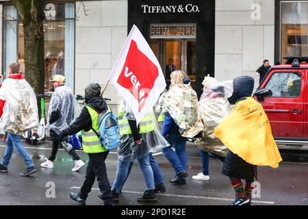 DUESSELDORF, GERMANIA. 14 marzo 2023. Azione di colpo del personale medico. I membri del sindacato Ver.di, che lavorano nella professione medica sciopero per la campagna per salari più alti. I membri dell'Unione si stanno battendo per un aumento salariale del 10,5 per cento o minimo del €500. Gli scioperi continuano ad avere effetti su strutture mediche, asili, trasporti pubblici e servizi comunali. Credit: ANT Palmer / Alamy Live News Foto Stock