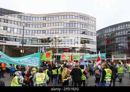 DUESSELDORF, GERMANIA. 14 marzo 2023. Azione di colpo del personale medico. I membri del sindacato Ver.di, che lavorano nella professione medica sciopero per la campagna per salari più alti. I membri dell'Unione si stanno battendo per un aumento salariale del 10,5 per cento o minimo del €500. Gli scioperi continuano ad avere effetti su strutture mediche, asili, trasporti pubblici e servizi comunali. Credit: ANT Palmer / Alamy Live News Foto Stock