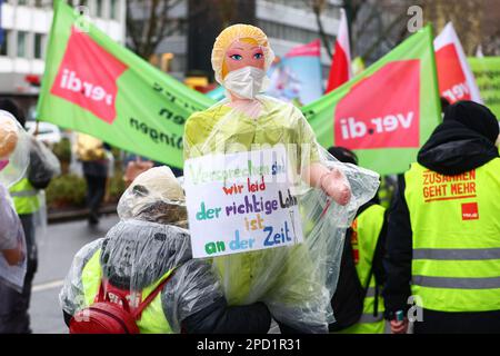 DUESSELDORF, GERMANIA. 14 marzo 2023. Azione di colpo del personale medico. I membri del sindacato Ver.di, che lavorano nella professione medica sciopero per la campagna per salari più alti. I membri dell'Unione si stanno battendo per un aumento salariale del 10,5 per cento o minimo del €500. Gli scioperi continuano ad avere effetti su strutture mediche, asili, trasporti pubblici e servizi comunali. Credit: ANT Palmer / Alamy Live News Foto Stock