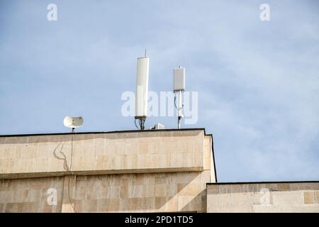 Antenna per telefono cellulare GSM sul tetto Foto Stock