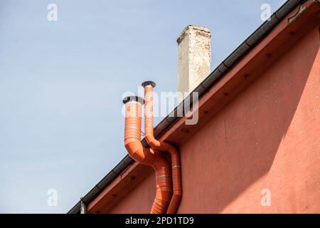 Condotto d'aria sfiato sulla parete laterale della casa di primo piano in chiara giornata di sole Foto Stock