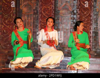 Canzoni e danze popolari tradizionali vietnamite con costumi tradizionali e strumenti musicali fotografati a Hoi An, Vietnam Foto Stock