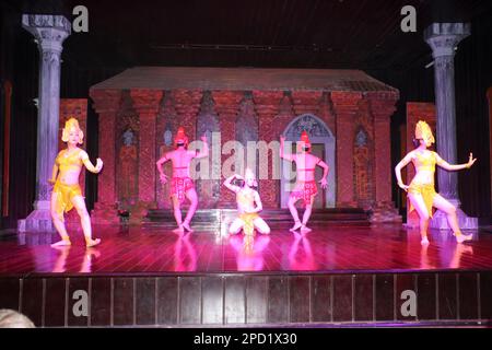 Canzoni e danze popolari tradizionali vietnamite con costumi tradizionali e strumenti musicali fotografati a Hoi An, Vietnam Foto Stock