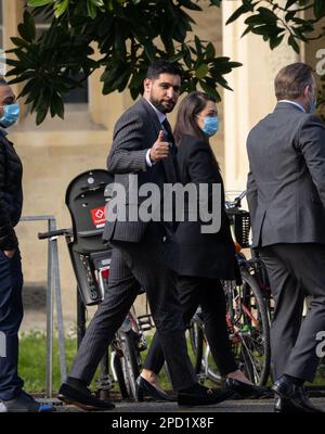 L'ex campione del mondo di boxe Amir Khan, dà un pollice in su mentre arriva a Snaresbrook Crown Court, nella parte orientale di Londra, dove tre uomini sono accusati di derubare il pugile di un orologio del diamante al punto di armi. L'orologio Franck Muller del £72.000 su misura di Khan è stato rubato in High Road, Leyton, Londra orientale, dopo aver lasciato un ristorante con sua moglie, Faryal Makhdoom, e un amico, nell'aprile 2022. Data immagine: Martedì 14 marzo 2023. Foto Stock