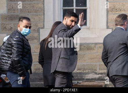 L'ex campione del mondo di boxe Amir Khan, sbarca mentre arriva a Snaresbrook Crown Court, nella parte orientale di Londra, dove tre uomini sono accusati di aver derubato il pugile di un orologio a diamante al punto di armi. L'orologio Franck Muller del £72.000 su misura di Khan è stato rubato in High Road, Leyton, Londra orientale, dopo aver lasciato un ristorante con sua moglie, Faryal Makhdoom, e un amico, nell'aprile 2022. Data immagine: Martedì 14 marzo 2023. Foto Stock