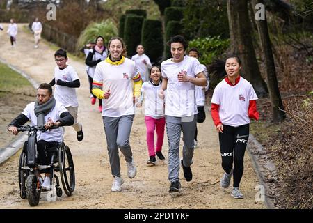 L'atleta belga Para Roger Habsch, il belga Noor Vidts, il giocatore belga di hockey Thomas Briels e il giovane atleta belga Para Chloe Van Elsande, raffigurati durante la staffetta virtuale in tutto il mondo con il Team Belgium e il Paralympic Team Belgium, Il nostro paese sarà virtualmente consegnato il batone di rinvio dal Libano alle 09:00:00 e a sua volta lo trasmetterà al Ghana alle 10:00, a Bruxelles, martedì 14 marzo 2023. A seguito di questo 'Round the World Relay', il BOIC presenta la Casa belga e il Team Belgium i preparativi per le Olimpiadi a 500 giorni prima di Parigi 2024. FOTO DI BELGA LAURIE DIEFFEMBACQ Foto Stock