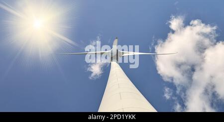 Vista dall'angolo basso di una turbina eolica olandese con cielo blu e luce solare Foto Stock