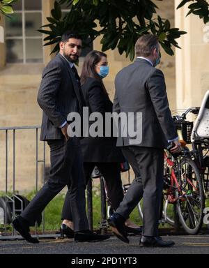 L'ex campione del mondo di boxe Amir Khan, (a sinistra) arriva a Snaresbrook Crown Court, nella parte orientale di Londra, dove tre uomini sono accusati di aver derubato il pugile di un orologio a diamante al punto di armi. L'orologio Franck Muller del £72.000 su misura di Khan è stato rubato in High Road, Leyton, Londra orientale, dopo aver lasciato un ristorante con sua moglie, Faryal Makhdoom, e un amico, nell'aprile 2022. Data immagine: Martedì 14 marzo 2023. Foto Stock