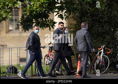 L'ex campione del mondo di boxe Amir Khan, dà un pollice in su mentre arriva a Snaresbrook Crown Court, nella parte orientale di Londra, dove tre uomini sono accusati di derubare il pugile di un orologio del diamante al punto di armi. L'orologio Franck Muller del £72.000 su misura di Khan è stato rubato in High Road, Leyton, Londra orientale, dopo aver lasciato un ristorante con sua moglie, Faryal Makhdoom, e un amico, nell'aprile 2022. Data immagine: Martedì 14 marzo 2023. Foto Stock