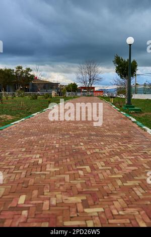 Parco pubblico in una vecchia città marocchina in una giornata piovosa Foto Stock