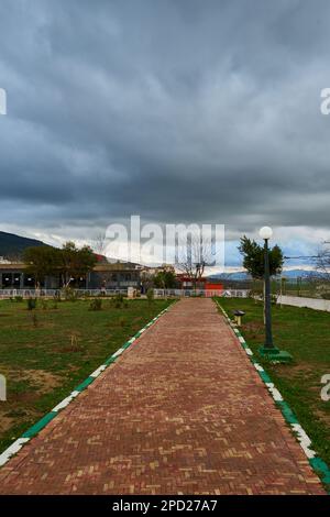 Parco pubblico in una vecchia città marocchina in una giornata piovosa Foto Stock