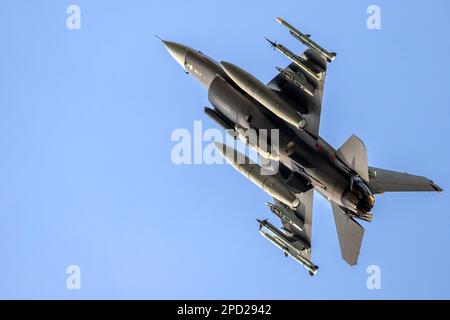 Il jet da combattimento militare armato prende il via su un cielo blu chiaro Foto Stock