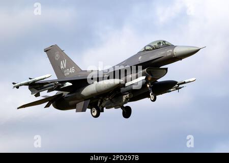 Aviano ha sede nell'US Air Force F-16C, il jet da combattimento della 31st Fighter Wing, che arriva alla base aerea di Leeuwarden, Paesi Bassi - 30 marzo 2022 Foto Stock