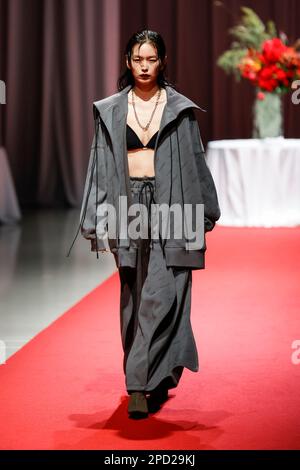 Tokyo, Giappone. 14th Mar, 2023. Un modello che indossa il marchio di moda Seivson cammina lungo la pista durante la Rakuten Fashion Week TOKYO 2023 Autunno/Inverno Collezione a Shibuya Hikarie. La settimana della moda si svolge dal 13 al 18 marzo. (Credit Image: © Rodrigo Reyes Marin/ZUMA Press Wire) SOLO PER USO EDITORIALE! Non per USO commerciale! Foto Stock