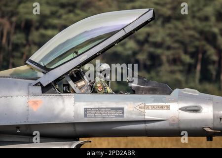 Pilota militare portoghese con casco in cabina di pilotaggio di un aereo da combattimento F-16 alla base aerea Kleine Brogel. Belgio - 13 settembre 2021 Foto Stock