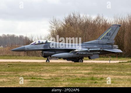 Aviano, con sede a US Air Force F-16C, è in 31st attesa presso la base aerea di Leeuwarden, Paesi Bassi, il 30 marzo 2022 Foto Stock