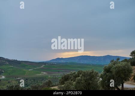 Montagna al tramonto in una giornata piovosa Foto Stock