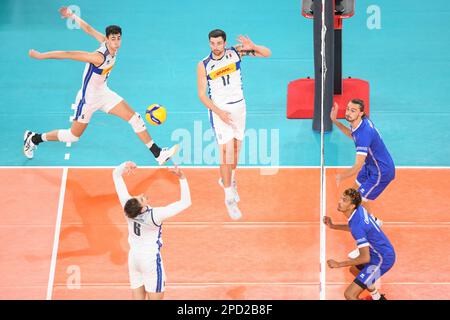 Simone Gianelli, Simone Anzani, Alessandro Michieletto (Italia); Barthelemy Chinenyeze, Jean Patry (Francia). Campionato del mondo di pallavolo 2022. Foto Stock