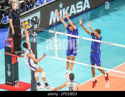 Alessandro Michieletto (Italia), Jean Patry, Barthelemy Chinenyeze (Francia). Campionato del mondo di pallavolo 2022. Foto Stock