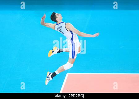 Alessandro Michioletto (Italia) serve. Campionato del mondo di pallavolo 2022. Foto Stock