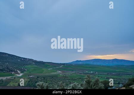 Montagna al tramonto in una giornata piovosa Foto Stock