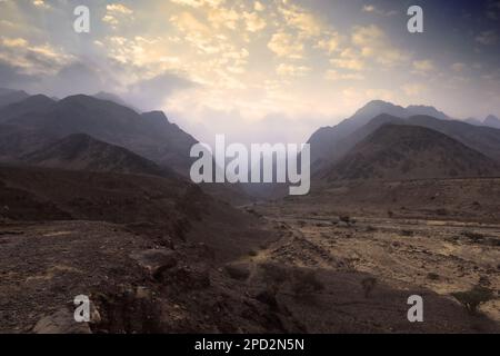 Colori dell'alba a Wadi Barwas, deserto di Wadi Araba, Giordania centro-meridionale, Medio Oriente Foto Stock