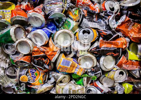 Le lattine di alluminio dello storage a riciclare,centro di riciclaggio Foto Stock