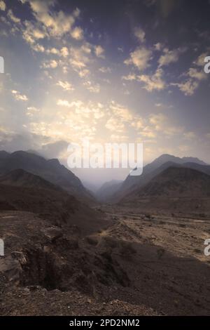 Colori dell'alba a Wadi Barwas, deserto di Wadi Araba, Giordania centro-meridionale, Medio Oriente Foto Stock