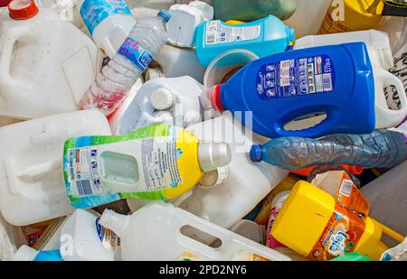 Bottiglie di plastica usate lo storage per riciclare,centro di riciclaggio Foto Stock