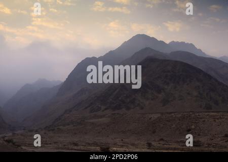 Colori dell'alba a Wadi Barwas, deserto di Wadi Araba, Giordania centro-meridionale, Medio Oriente Foto Stock