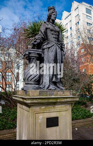 Statua della Regina Charlotte in Queen Square Bloomsbury Londra. La regina Charlotte era consorte di re Giorgio III Originariamente si credeva che la statua fosse la regina Anna. Foto Stock