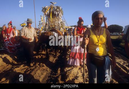 Pellegrini vicino a Palazzo Doñana, Romeria del Rocio, pellegrini in viaggio attraverso il Parco Nazionale Doñana, pellegrinaggio di Sanlúcar de Barrameda Brotherhoo Foto Stock