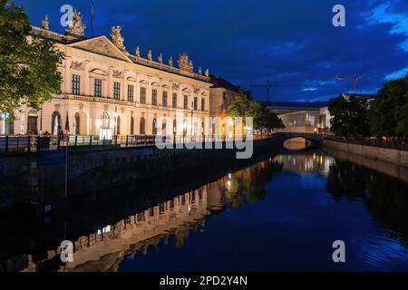 Il Museo storico tedesco (tedesco: Deutsches Historisches Museum, DHM) di notte nella città di Berlino, Germania. Foto Stock