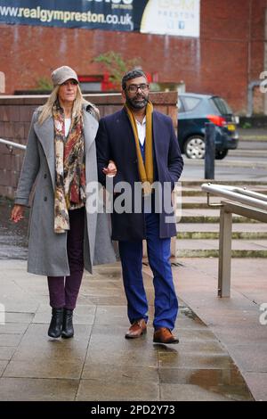 Mohammed Ramzan, accusato di traffici da Eleanor Williams, con sua moglie Nicola Holt, al di fuori della corte della corona di Preston, Lancashire, dove è stata incarcerata per otto anni e mezzo per nove conti di pervertire il corso della giustizia dopo aver affermato di essere stata vittima di una banda di governanti asiatici. Williams, 22, ha pubblicato immagini delle sue ferite e un resoconto di essere stato governato, trafficato e picchiato, su Facebook nel maggio 2020, in un post che è stato condiviso più di 100.000 volte. Data immagine: Martedì 14 marzo 2023. Foto Stock